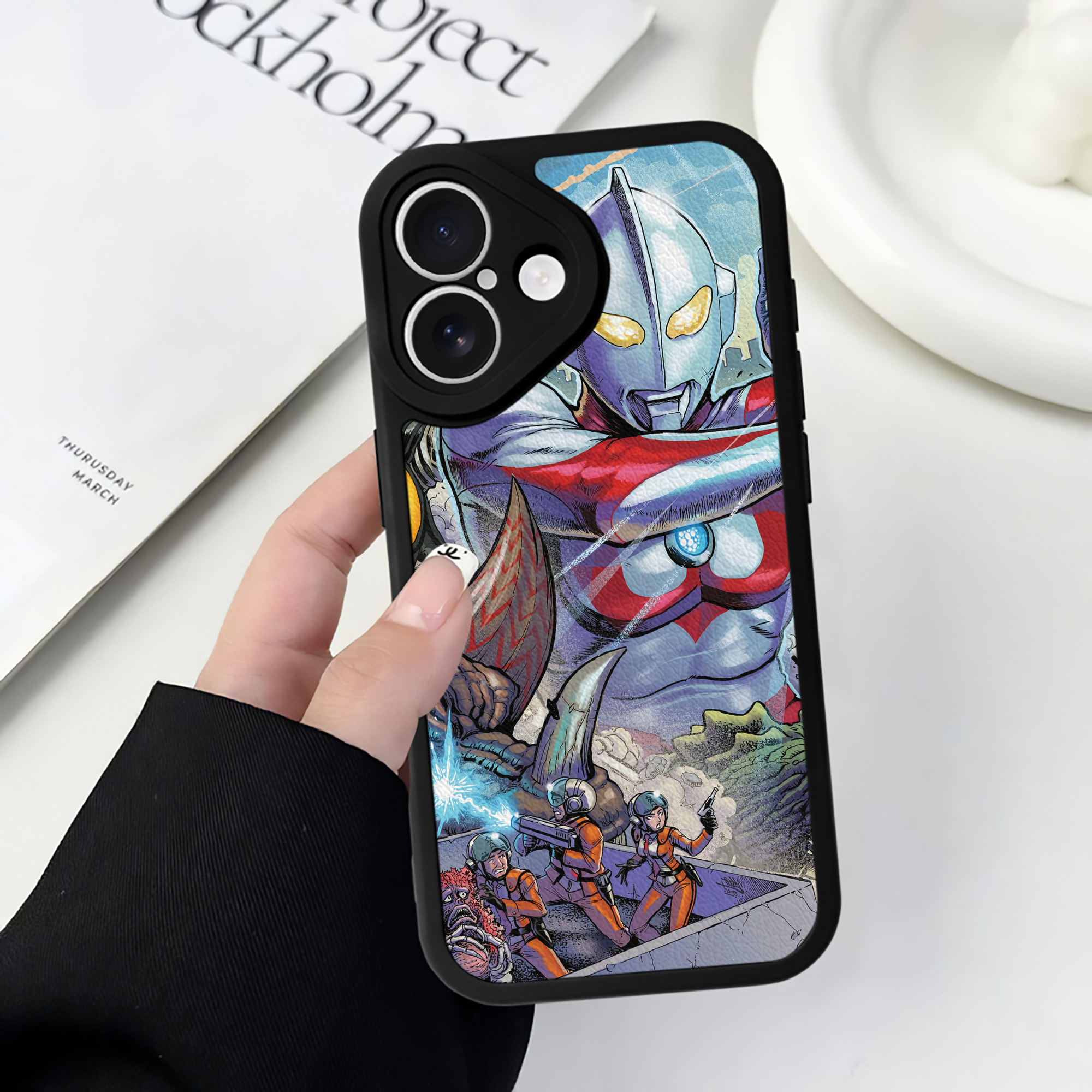 （画像用） ウルトラマン Ultraman 【iPhone 16シリーズ対応】シリコンスマホケース（レザー調） 材質：シリコン